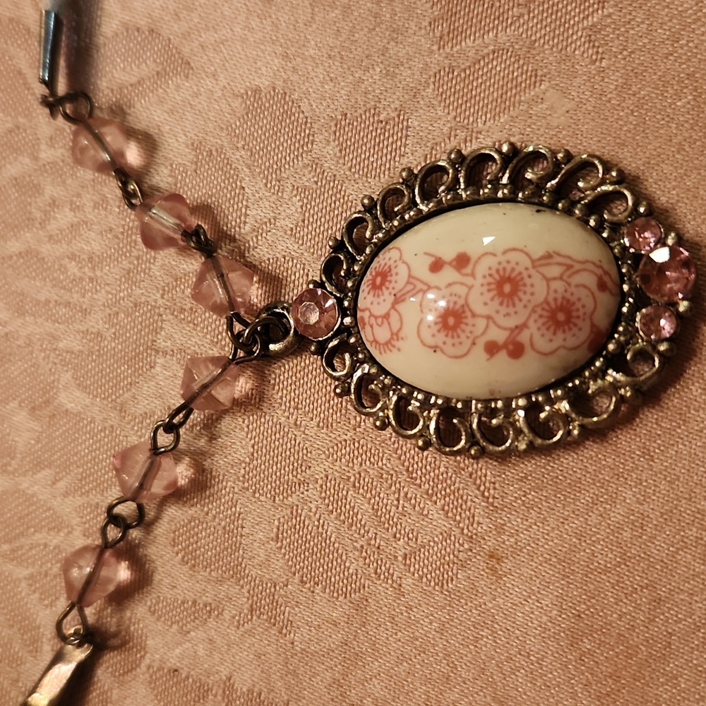 Vintage-Inspired Pink Pendant Necklace - Picture 2 of 4